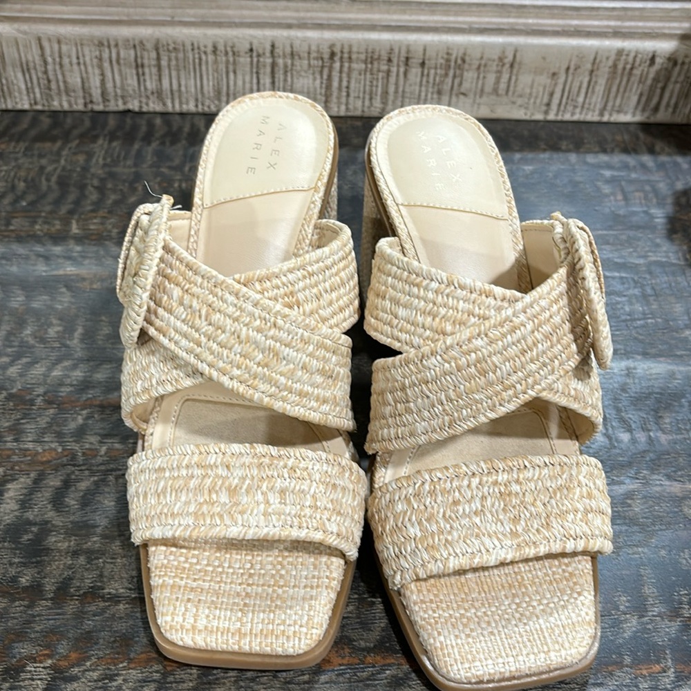 New Alex Marie Sandals beige color size 7